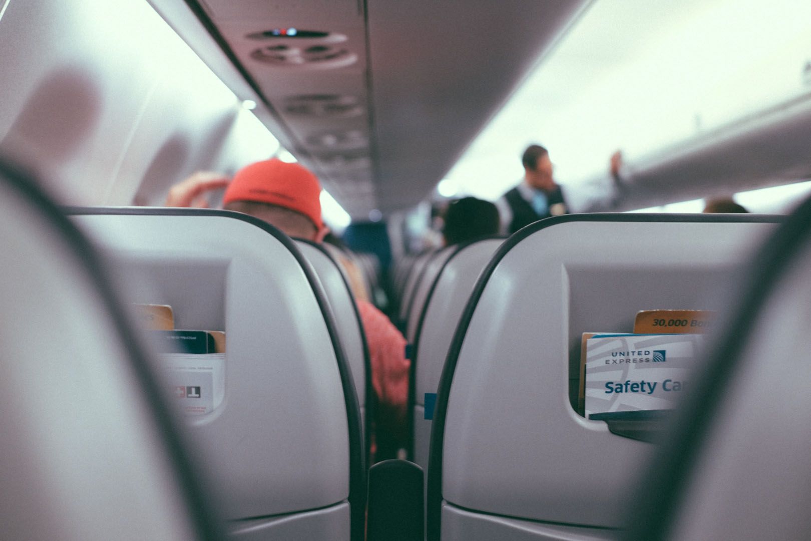Come “sopravvivere” ad un lungo volo aereo: 10 consigli