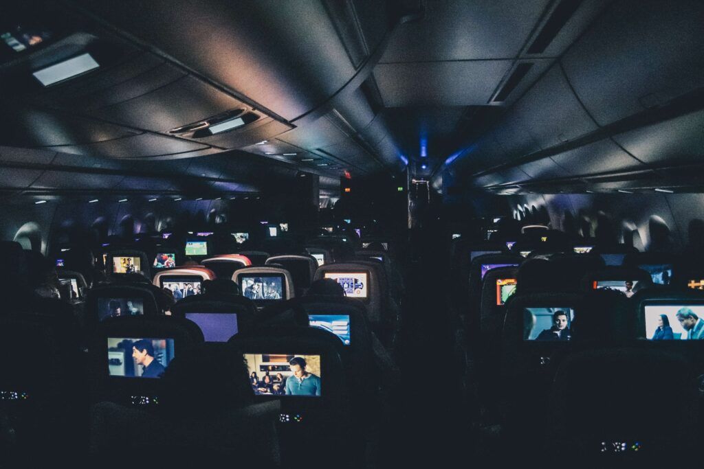 interior de un avión de noche, pantallas encendidas - weroad
