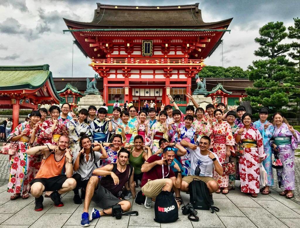 Foto di gruppo al Santuario di Fushimi Inari-taisha in Giappone - Immagine WeRoad
