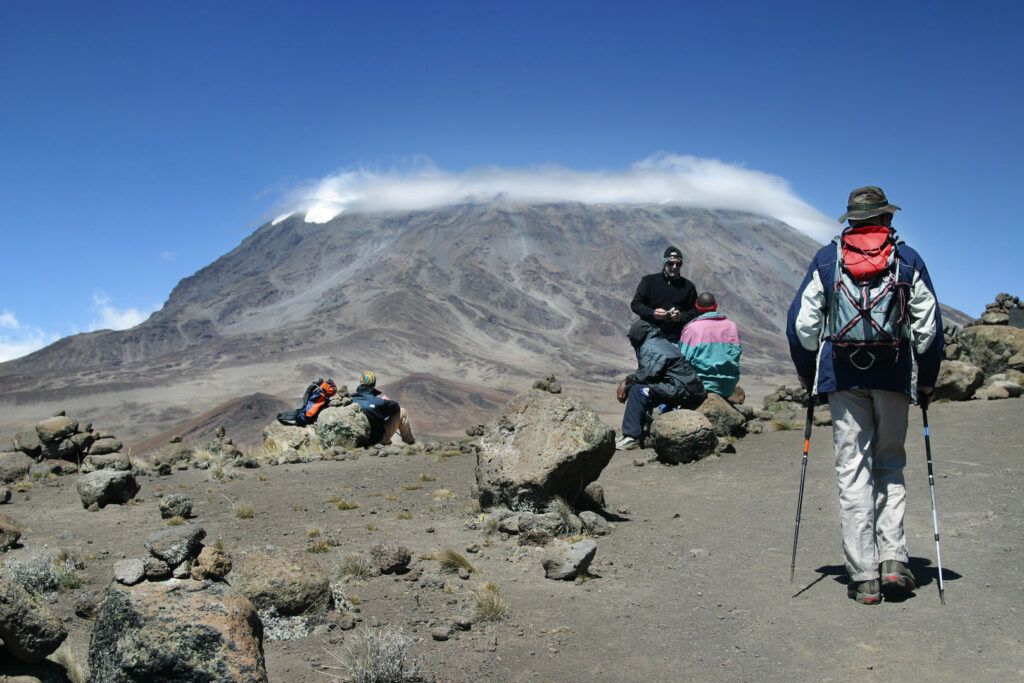 personas haciendo trekking en el kilimanjaro - weroad