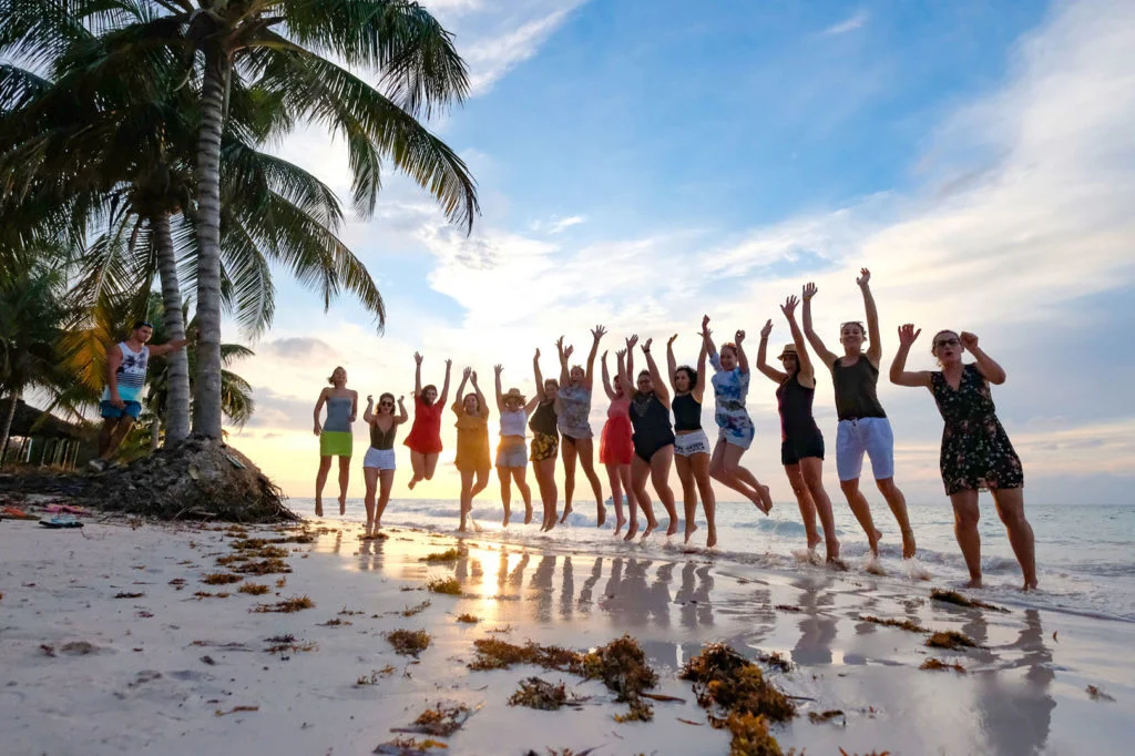 grupo de chicas saltando en una playa de cuba - weroad