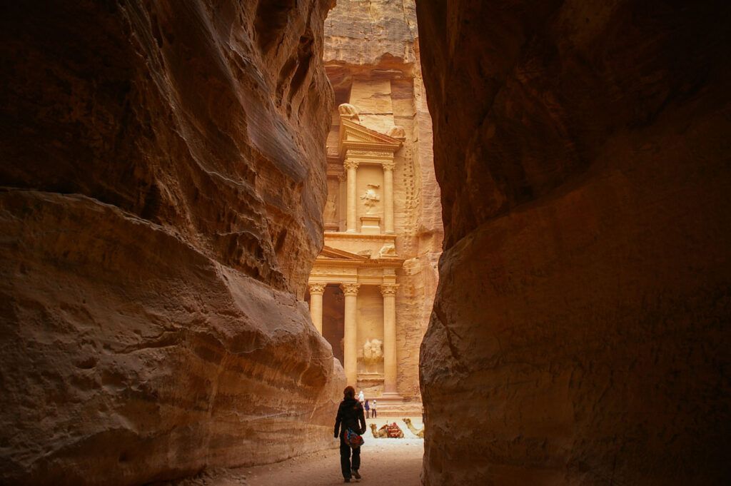 vista del palacio del tesoro de petra desde el canyos, en jordania - weroad
