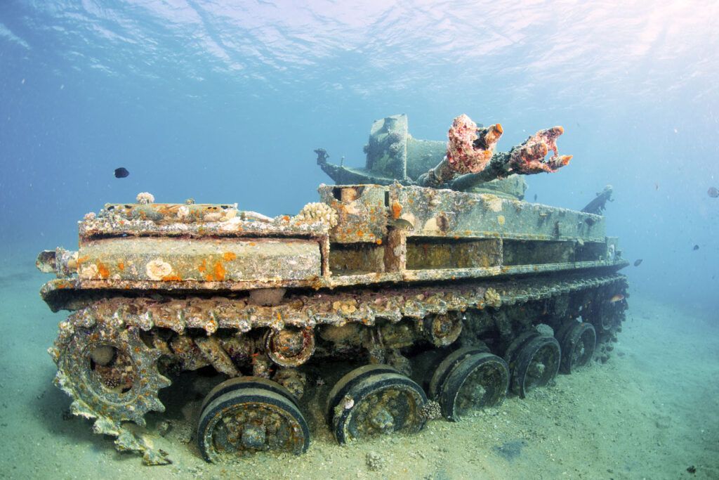 un tanque sumergido bajo el agua, algo que ver en jordania, en la zona del mar rojo - weroad