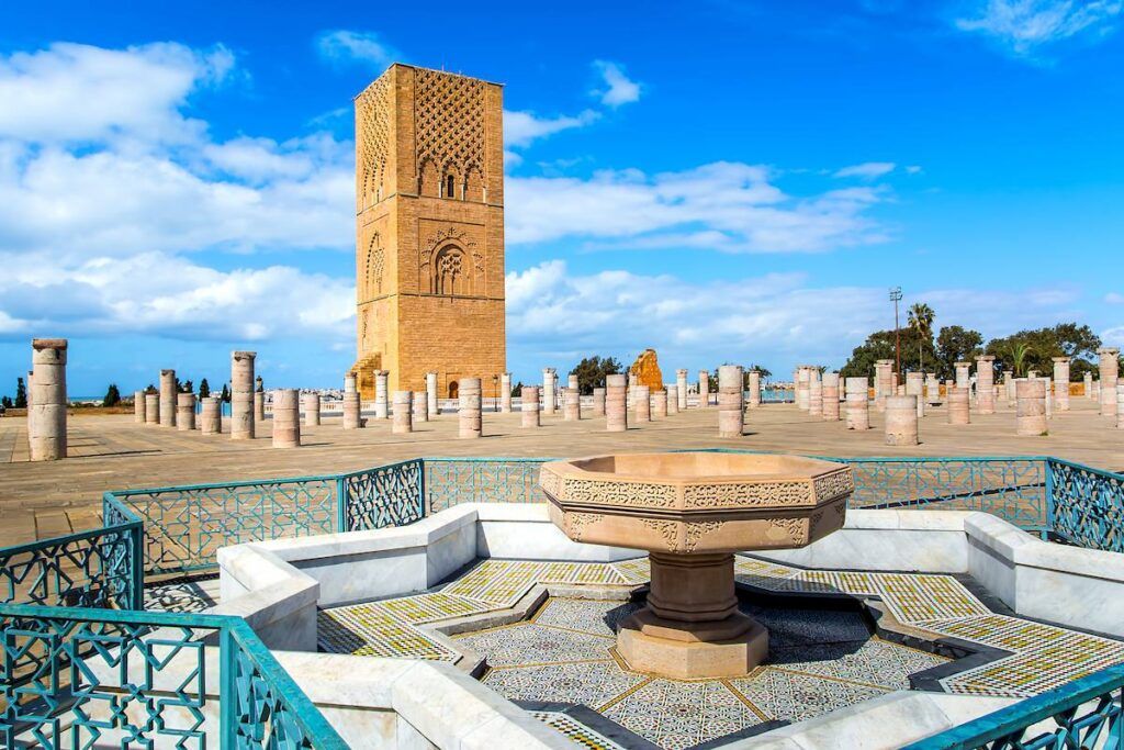 Torre de Hassan en Rabat, rodeada por el bosque de columnas, a representar la mezquita nunca terminada.