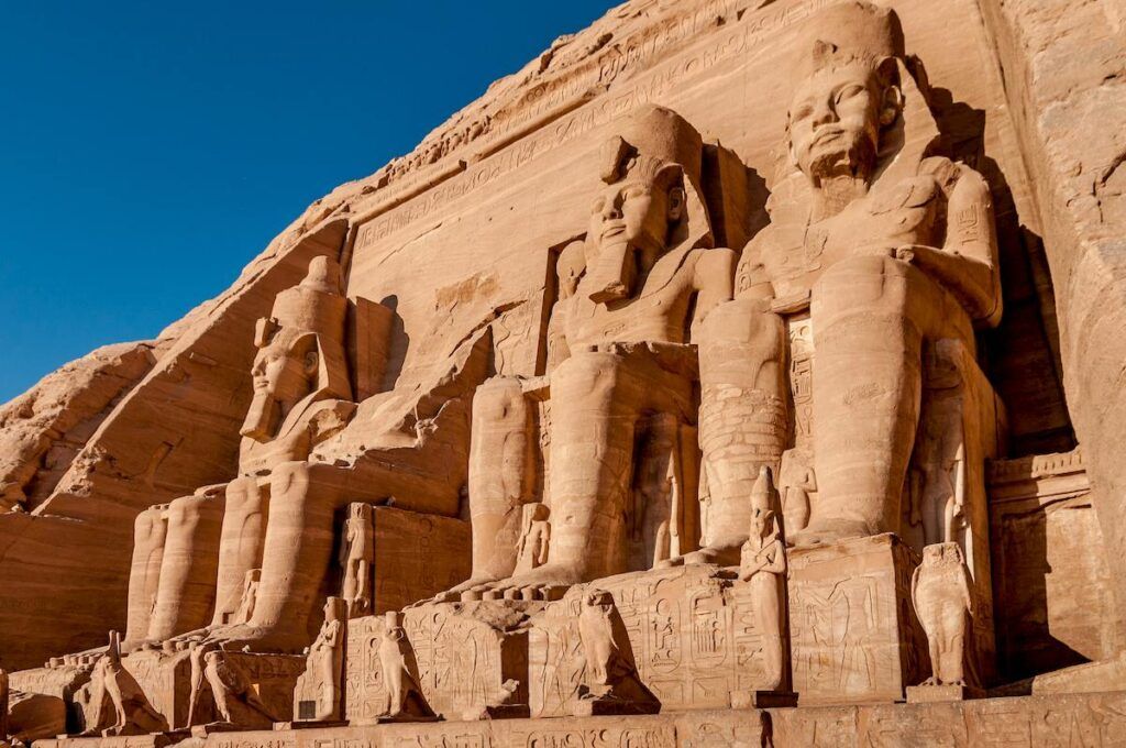 escultura egipcia en la fachada de un edificio en egipto - weroad