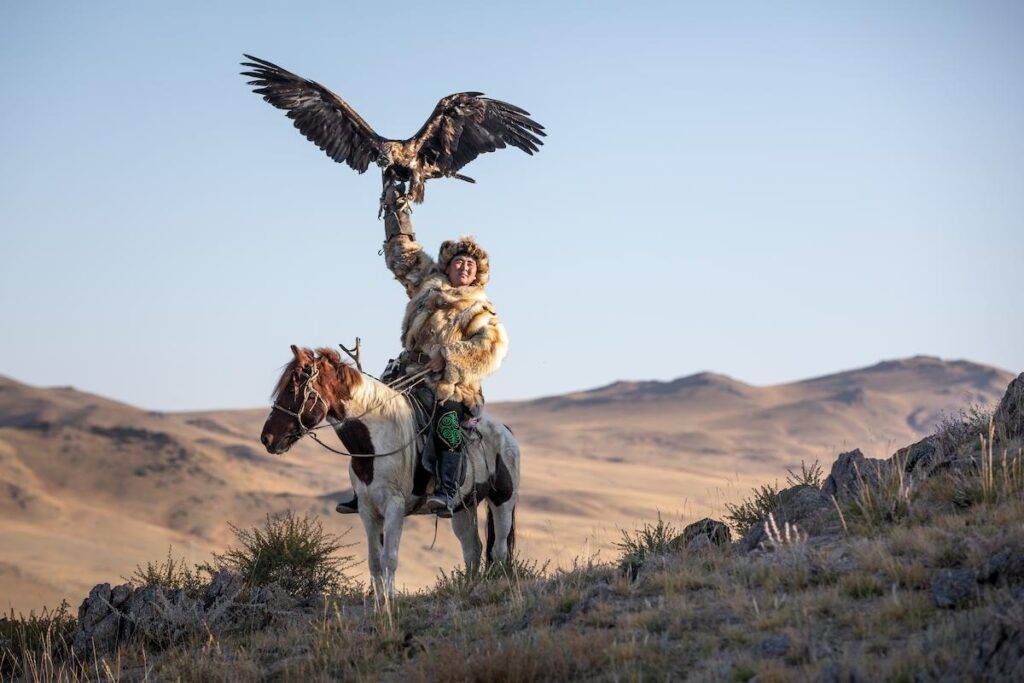 foto di un falconiere della mongolia con il suo falco sul braccio