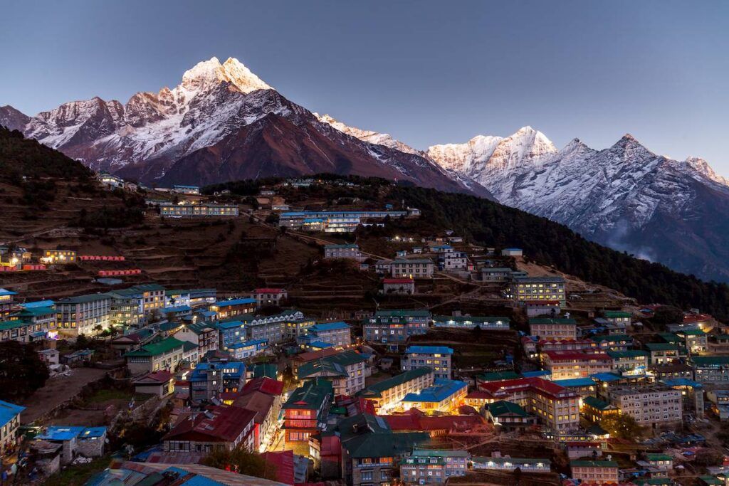 pueblo a la base de montañas con nieve en nepal - weroad