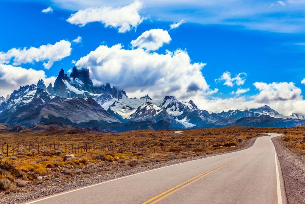strada in patagonia con montagne innevate sullo sfondo