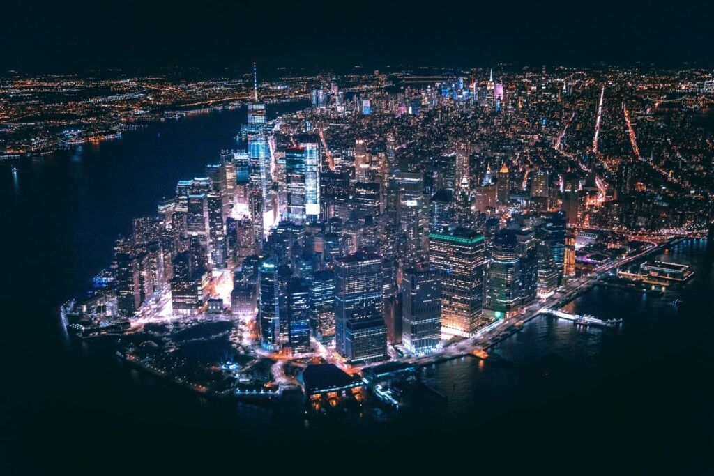 I grattacieli illuminati di Manhattan visti di notte