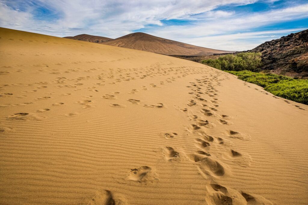 Dune di sabbia a Corralejo e paesaggio montuoso di Fuerteventura