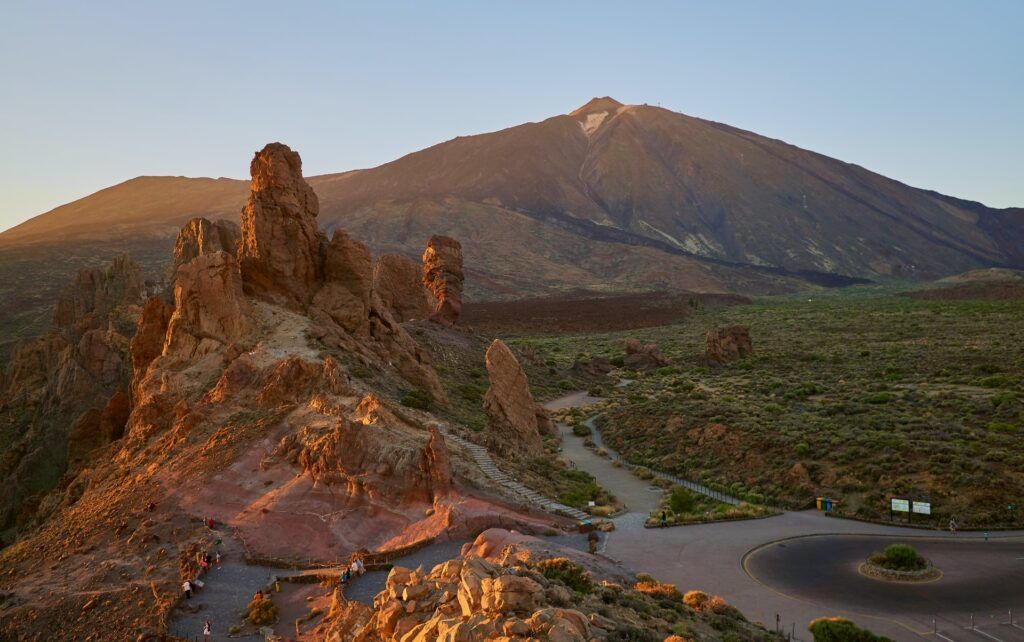 Vista del Teide e di alcuni sentieri di trekking che partono dalla strada asfaltata.