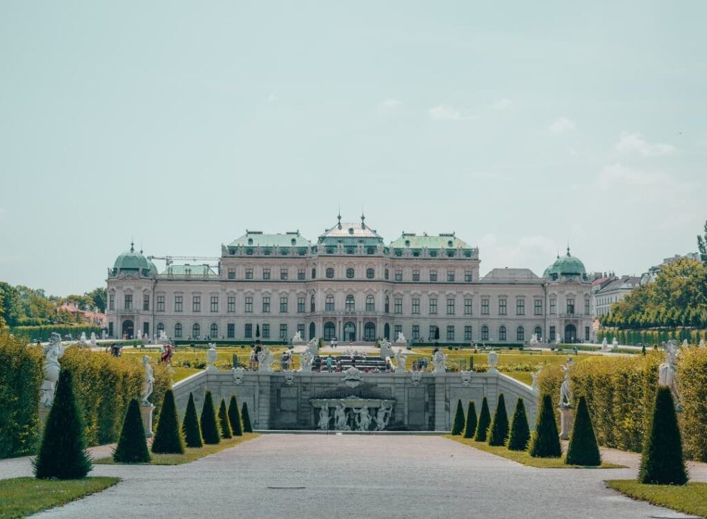 Il Castello di Schönbrunn a Vienna durante una giornata di sole