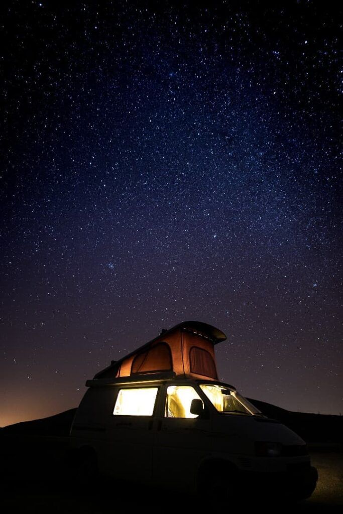 Un minivan con un cielo stellato sullo sfondo alle isole canarie