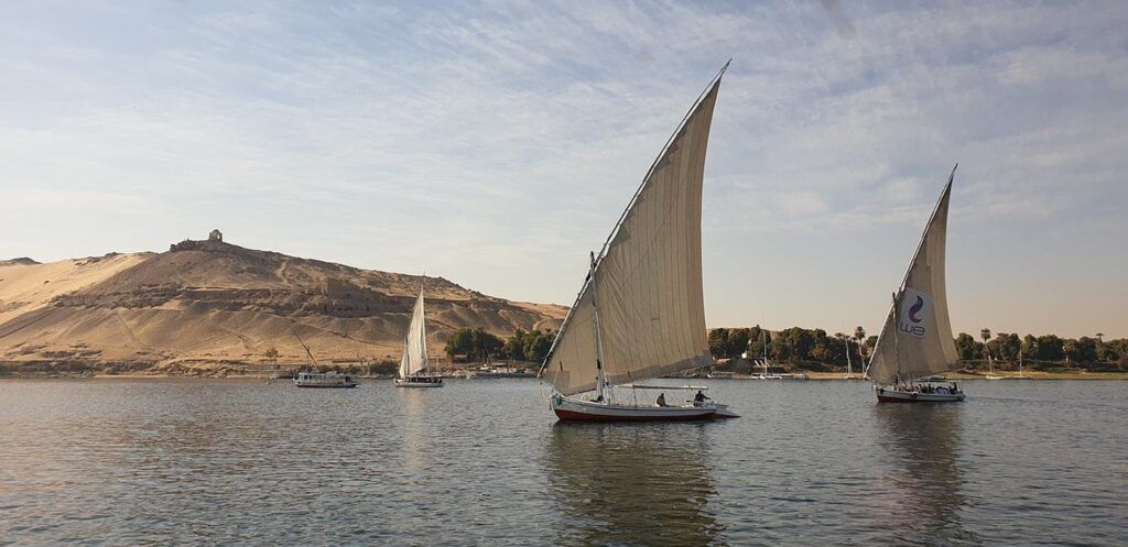 Barche a vela che navigano nel Nilo 