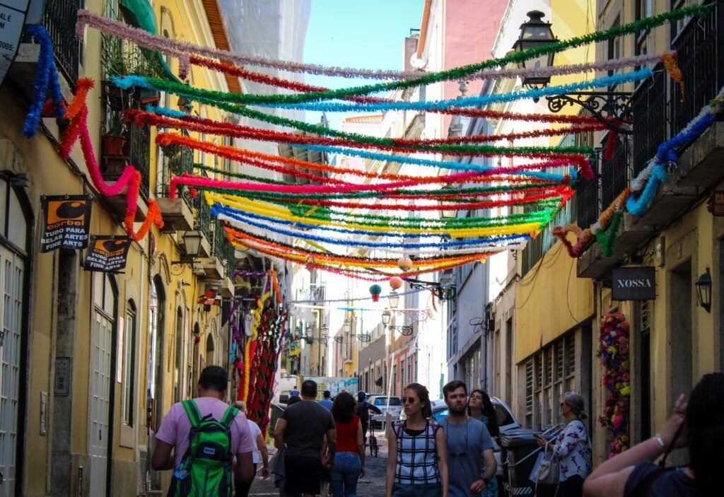Addobbi colorati tra le vie del Bairro Alto a Lisbona