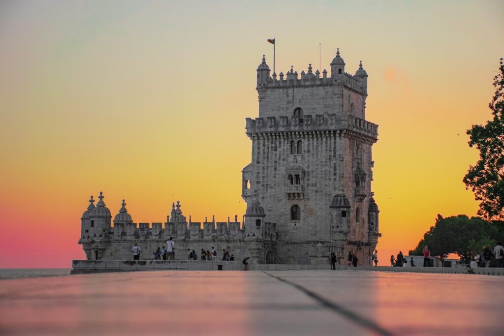 La Torre di Belém in pietra bianca vista alla luce del tramonto