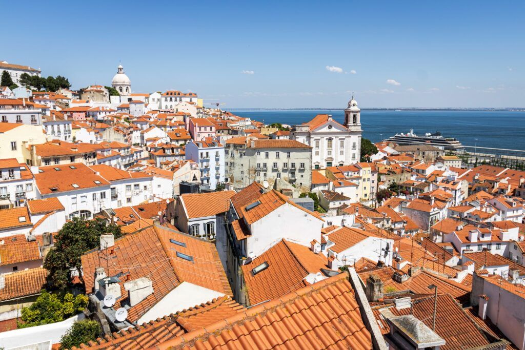 I tetti rossi delle case di Lisbona visti dai colli dell'Alfama
