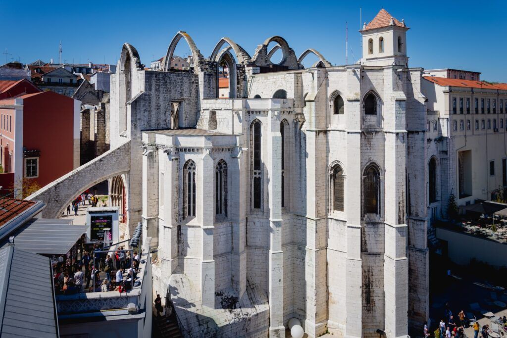 Il convento do Carmo al Chiado con le sue mura in pietra bianca a Lisbona