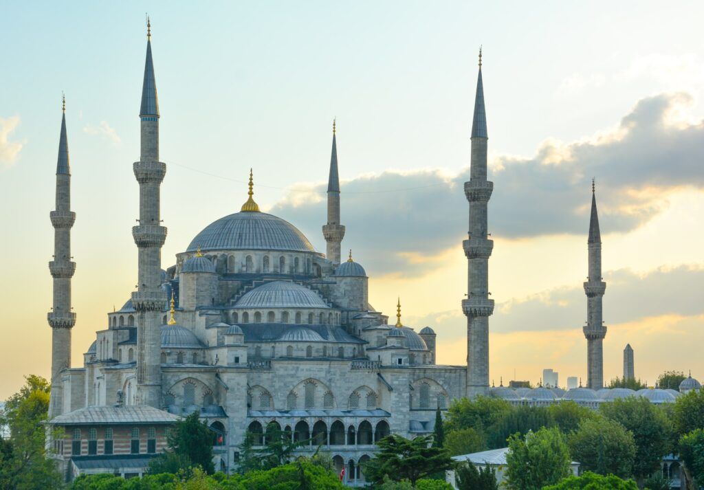 La moschea blu si staglia sulla città in tutta la sua imponenza con i suoi sei minareti.