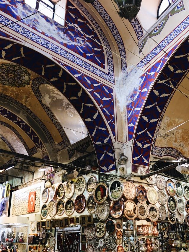 Uno dei 40.000 negozi del Gran Bazaar di Istanbul espone coloratissimi piatti decorativi da parete.