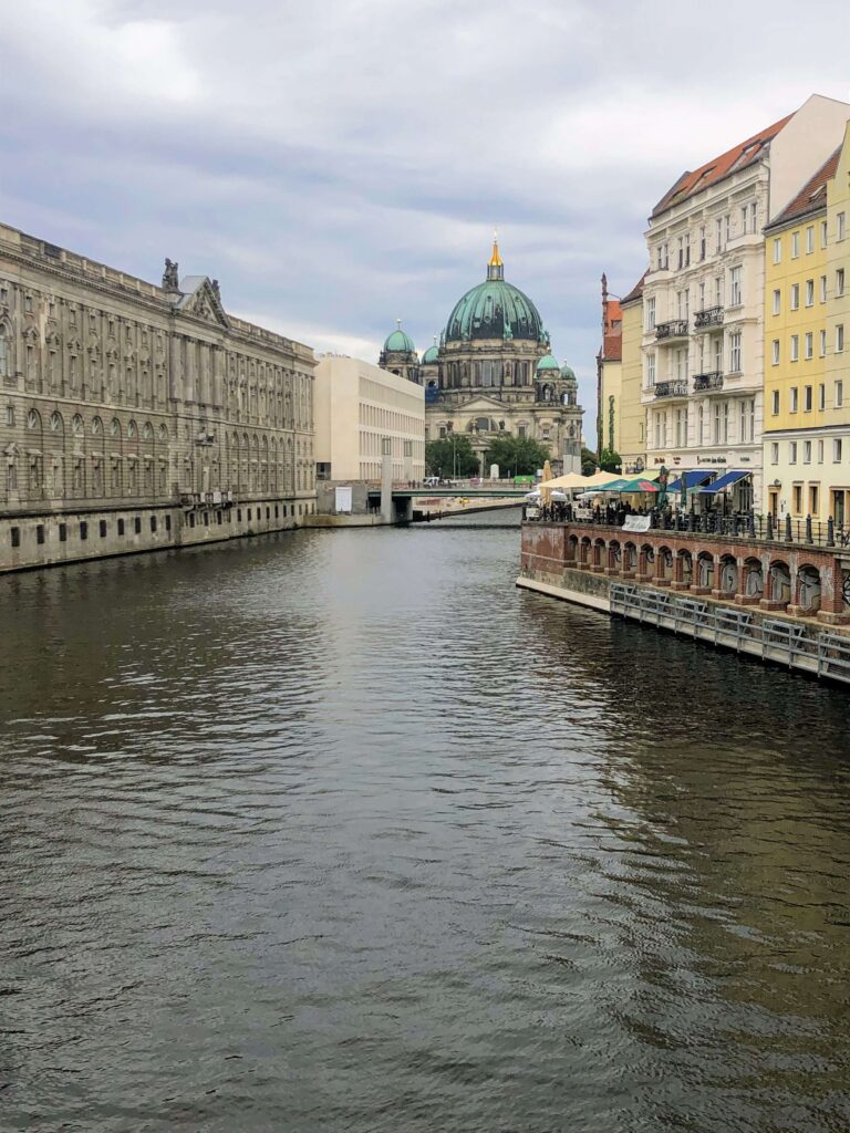 Il Duomo di Berlino, con la sua enorme cupola ricostruita tra il 1975 e il 1981, si affaccia sulla Sprea in lontananza.
