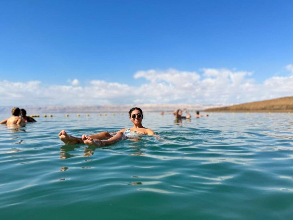 Persone che fanno il bagno nel Mar Morto in Giordania - WeRoad