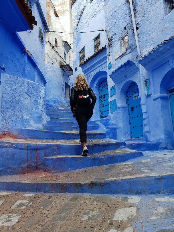 Ragazza in mezzo alla città blu in Marocco - Immagine WeRoad