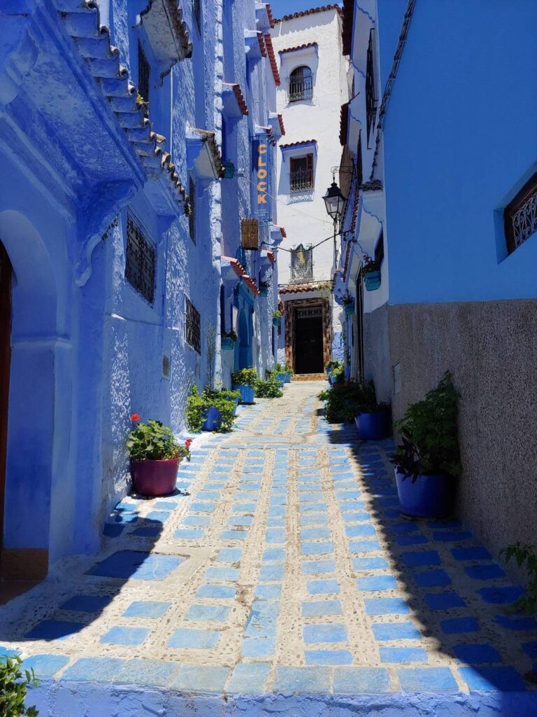 Foto di una piccola via nella città blu in Marocco - Immagine WeRoad
