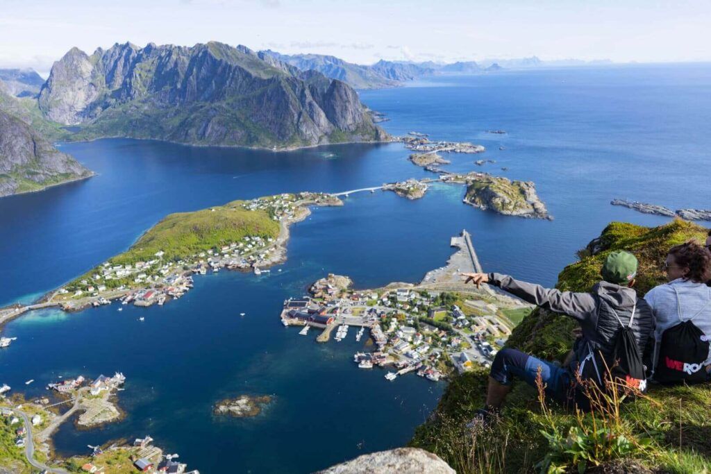 Panoramica delle isole Lofoten in Norvegia a Reinebringen
 (Reine )- Immagine WeRoad