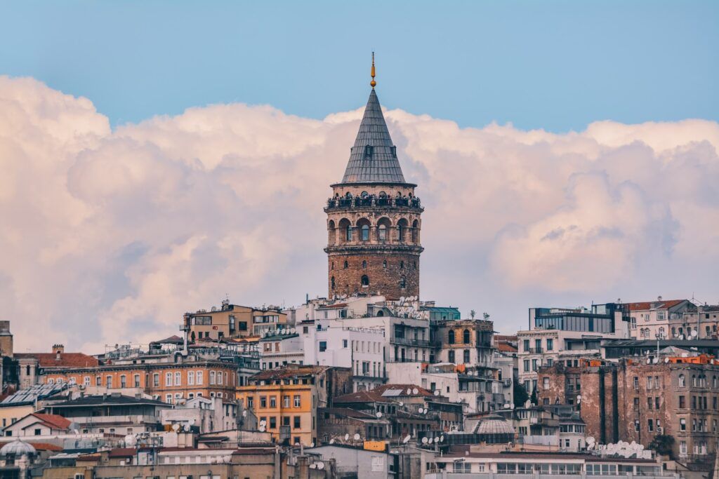 La torre di Galata con i suoi 61 metri di altezza svetta sulla città di Istanbul al crepuscolo.