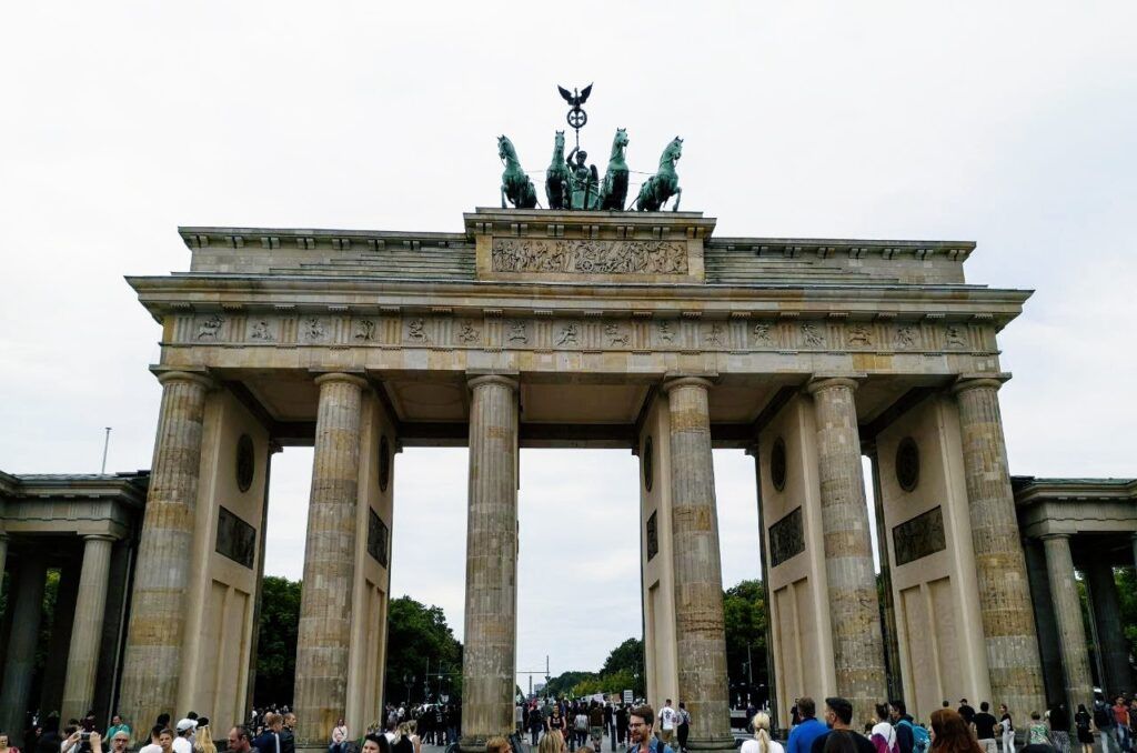 Veduta ravvicinata della Porta di Brandeburgo, alta 26 metri, sulla cui cima svetta una quadriga in bronzo.
