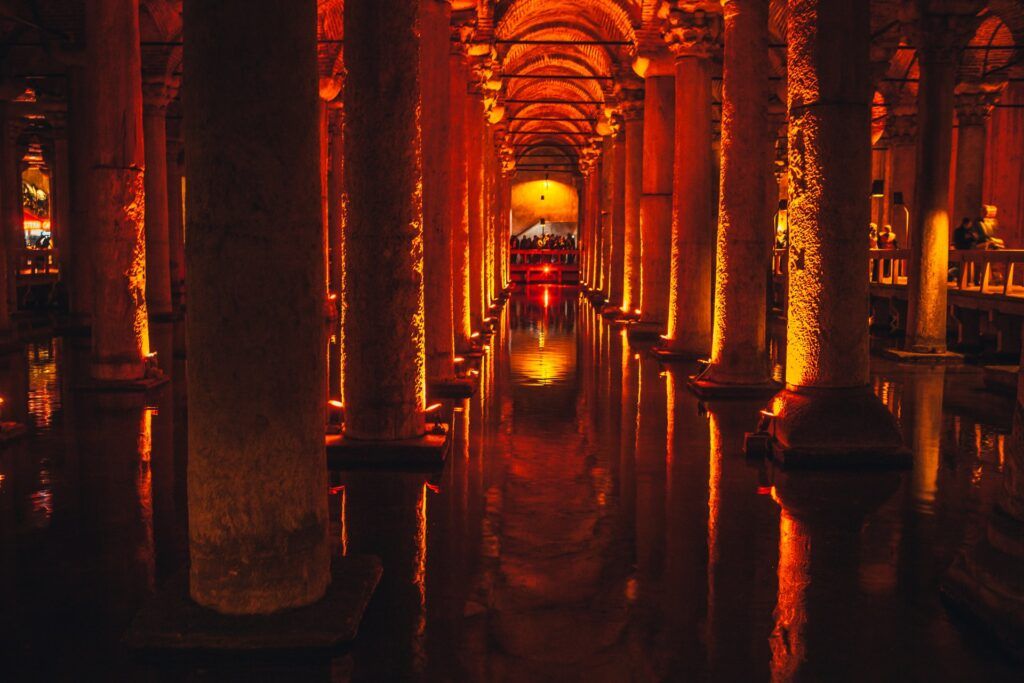 Scorcio della Cisterna di Istanbul e parte delle sue 366 colonne alte 9 metri.