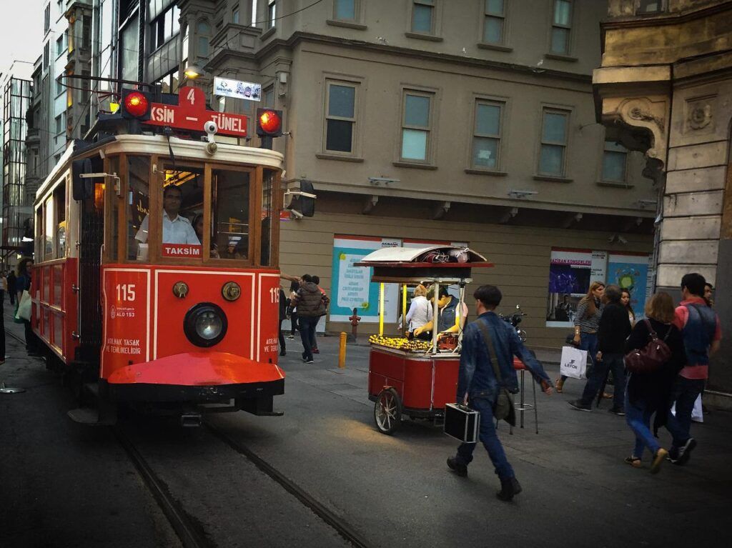 Il tipico tram rosso di Taksim attraversa la città di Istanbul