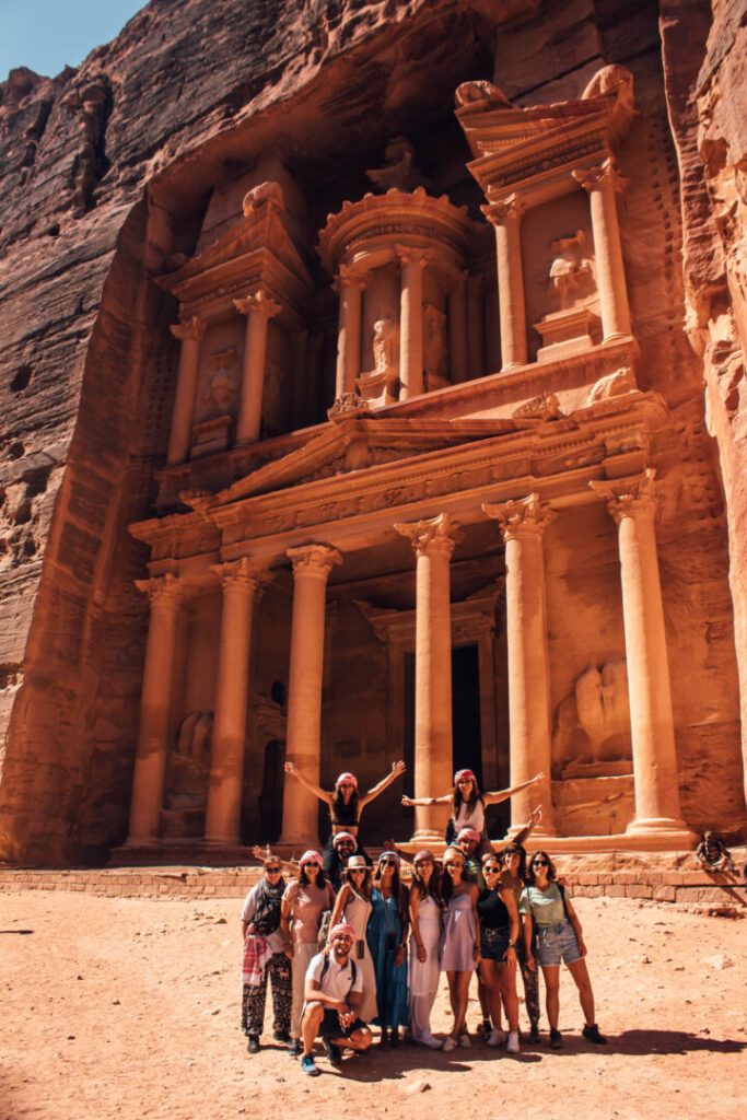 Foto di gruppo WeRoad davanti a   El Khasneh al Faroun a Petra - Immagine WeRoad