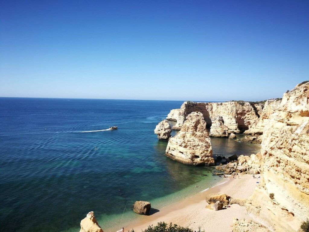 Foto panoramica della spiaggia di Marinha ad Algarve in Portogallo - Immagine WeRoad 