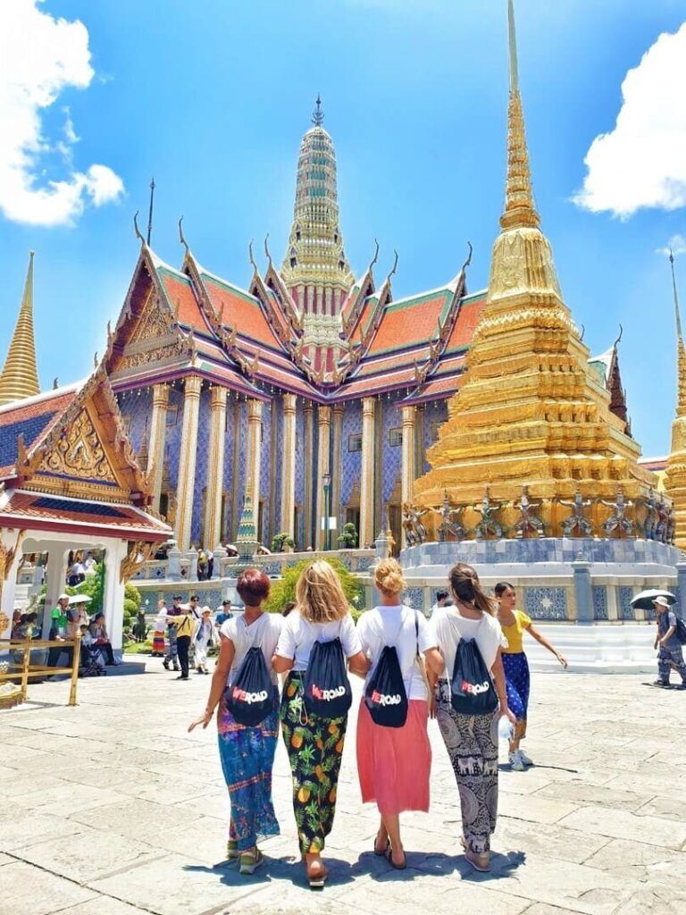 Gruppo viaggiatori WeRoad al tempio  Wat Phra Kaew in Thailandia - Immagine WeRoad
