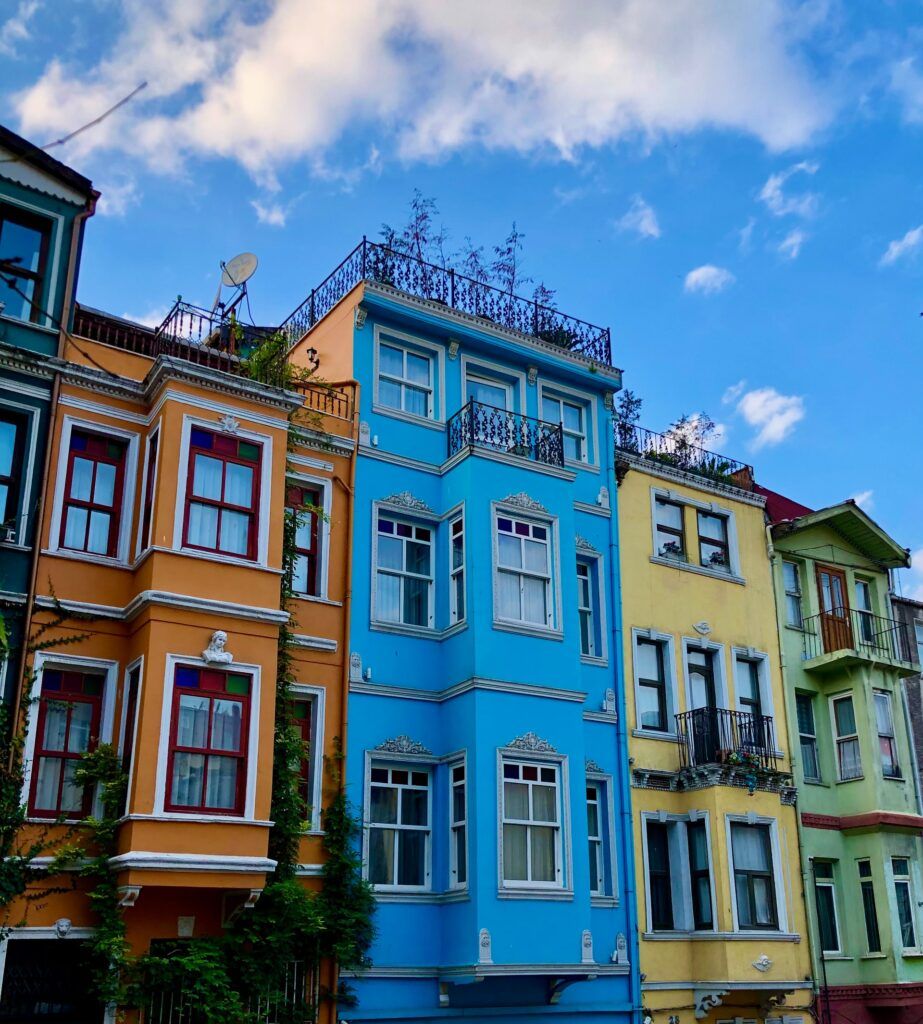 Uno scorcio con le case colorate di blu, arancio, giallo e verde nel quartiere di Balat