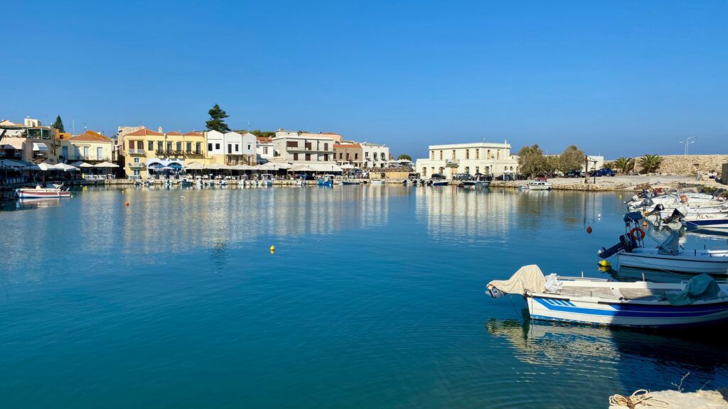 Il porto di Rethymno rappresenta la perfetta summa dello stile cretese
