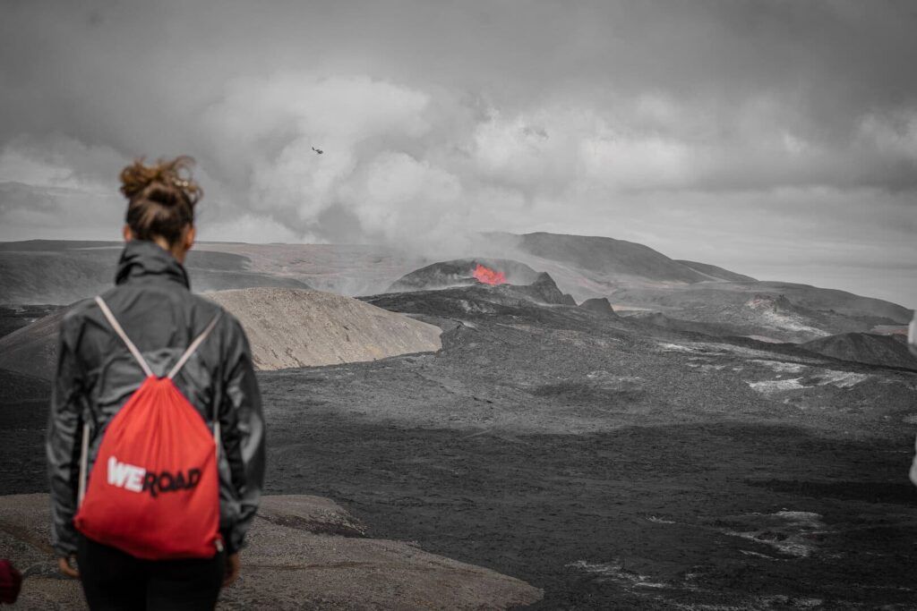 Eruzione in lontananza di un vulcano in Islanda