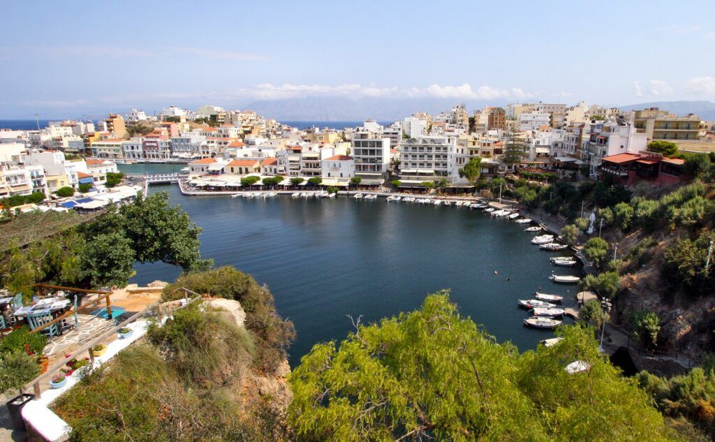 Il centro urbano di Agios Nikolaos visto dall'alto con le sue piccole abitazioni bianche