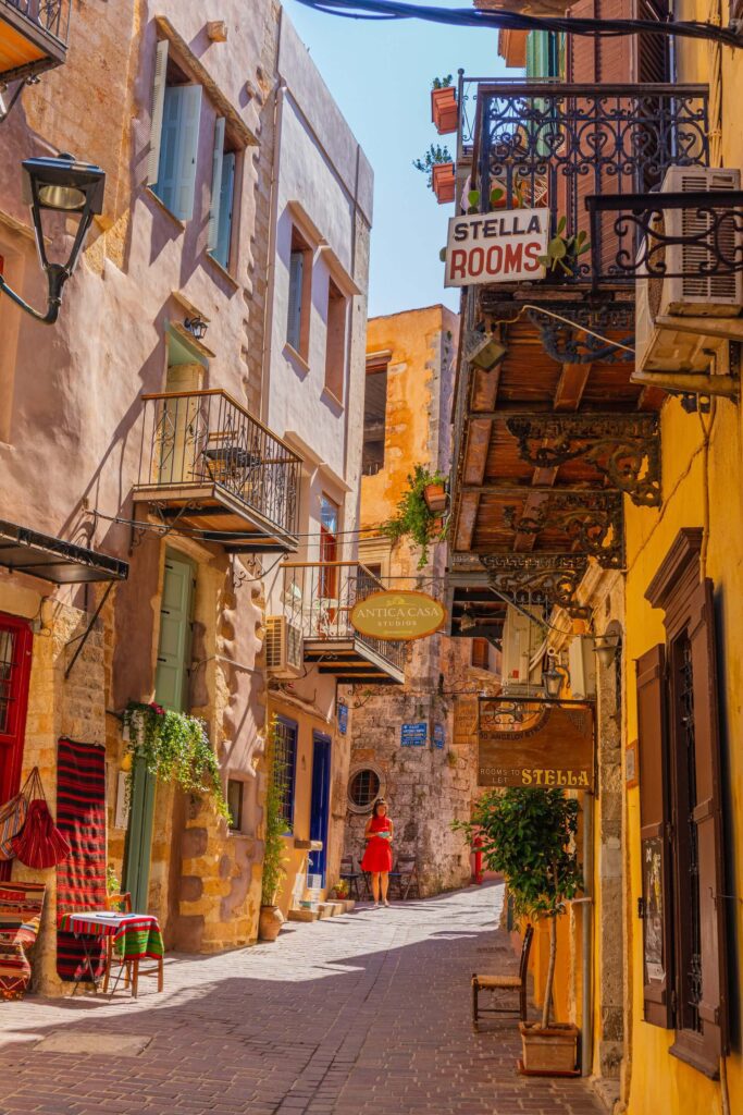 Le tipiche stradine di Chania con le loro abitazioni colorate che ricordano lacittà di Venezia