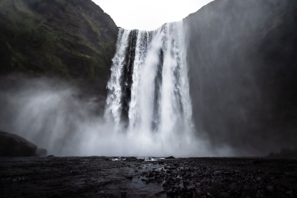 Foto della cascata di cascata di Skogafoss in Islanda