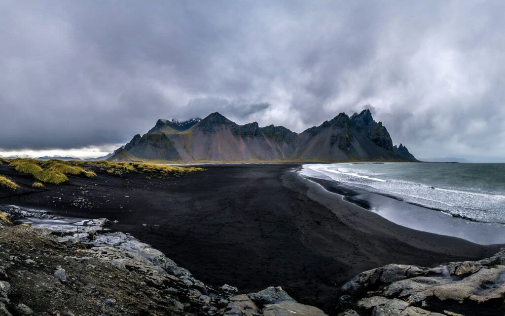 Foto della spiaggia nera di Reynisfjara in Islanda