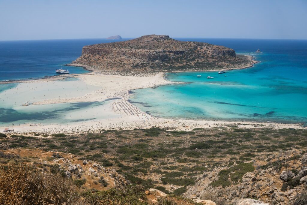 Vista dall'alto della spiaggia di Balos a Creta, con le sue acque cristalline e il caratteristico promontorio