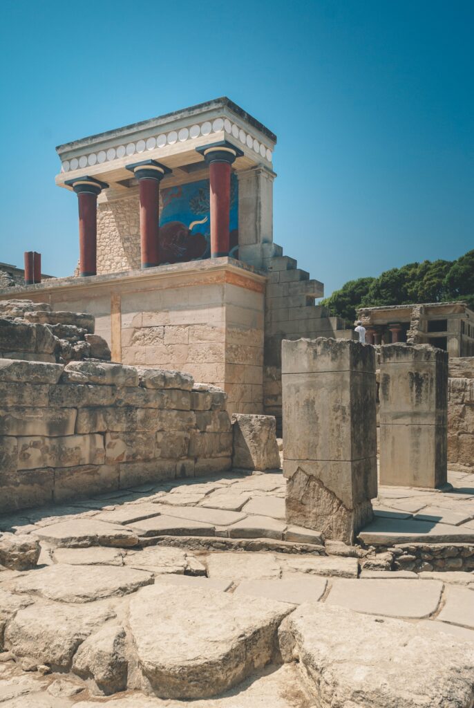 Gli antichi resti del palazzo di Knosso, tra cui un colonnato rosso, a Creta