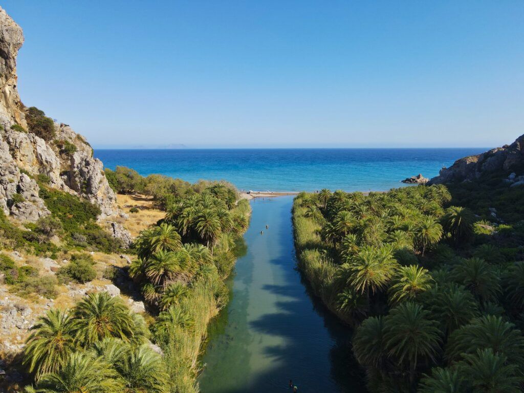 Il fiume Megas Potamos termina il suo corso all'interno del mare nella spiaggia di Preveli a Creta