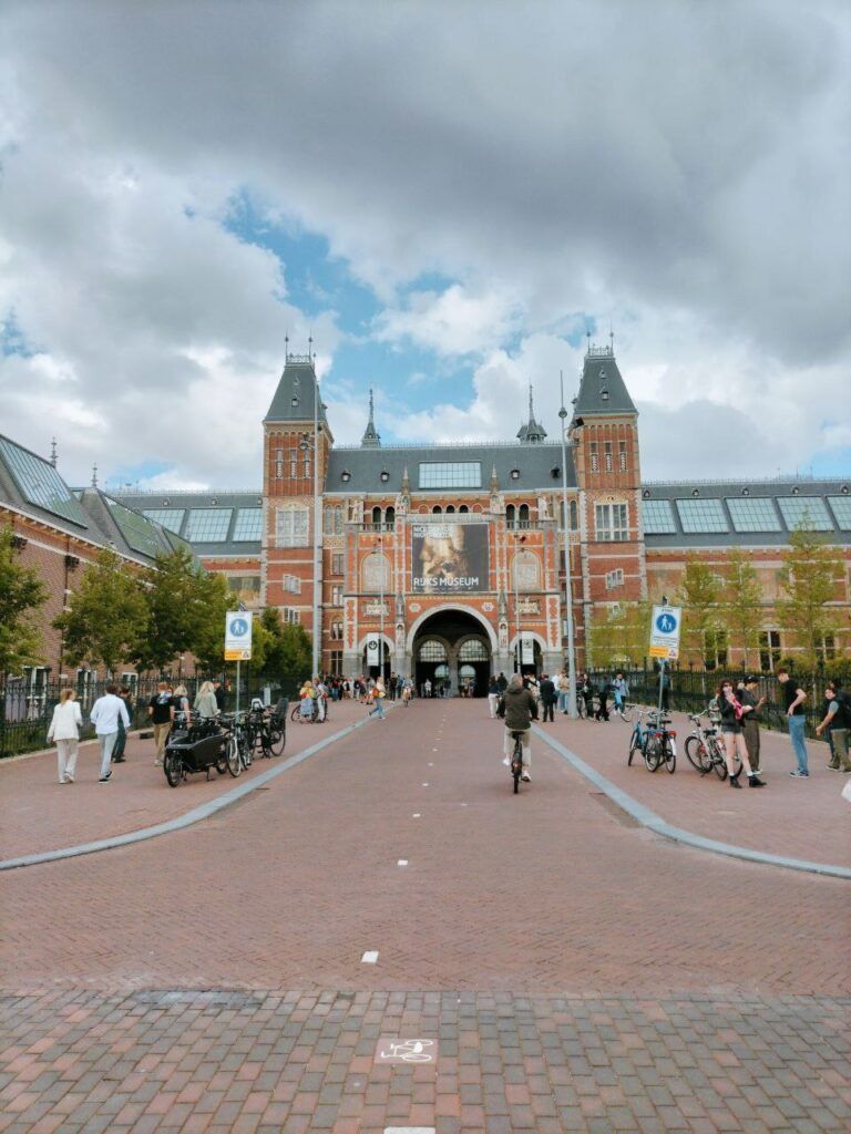 Il Rijksmuseum visto da Museumplein in una giornata grigia