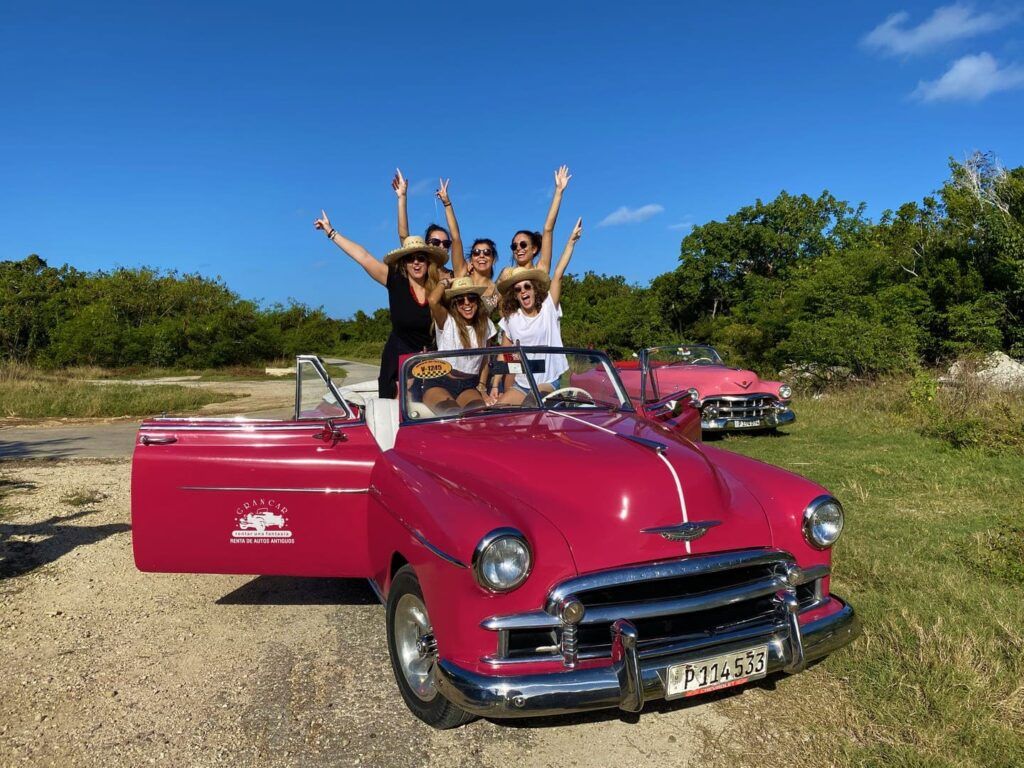 Foto di gruppo su una macchina a cuba - Immagine WeRoad