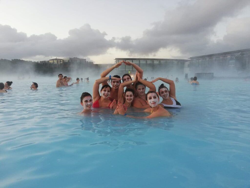 Gruppo di viaggiatori WeRoad che fa il bagno nella  Laguna Blu - Immagine WeRoad