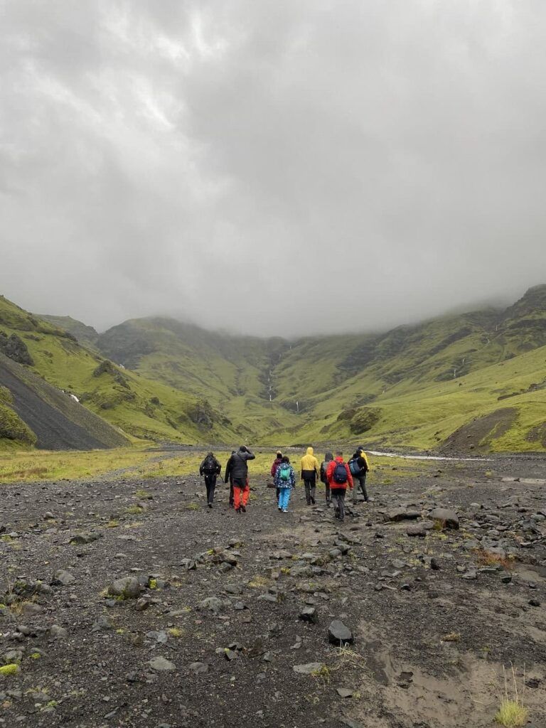 Foto di gruppo di persone che fanno trekking a Landmannalaugar